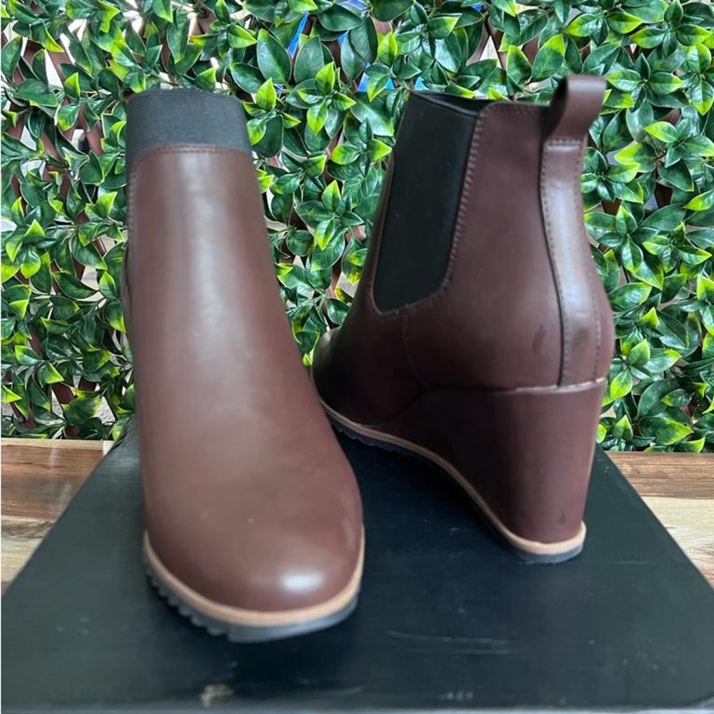 Naturalizer wedge boots size 10 brand new !